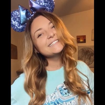 taytakesdisneyy's profile picture. ✨Daily Dose of Disney✨
childless millennial • fl local 
ears | pins | style | travel 
•may the force be with you•