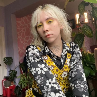 isit_time's profile picture. i love holding hands