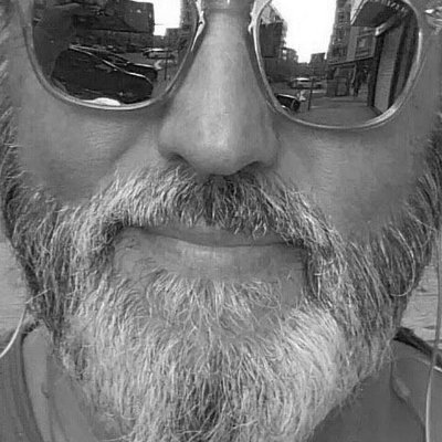 La libertad es la única meta digna de la vida.. solo hay una manera de lograr la felicidad, deja de preocuparte por aquello que esta más allá de tu voluntad.