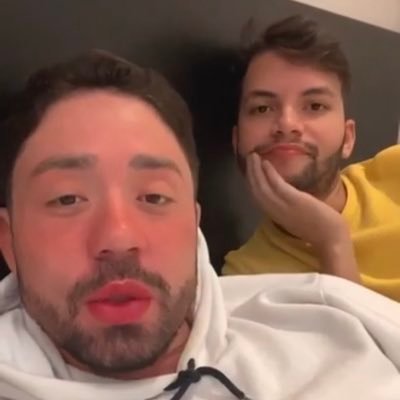 Fan page para a amizade entre @RicoMelquiades e @bruribeiroof. Nosso emoji é o nó 🪢 representando o laço entre eles, um nó que ninguém desfaz.