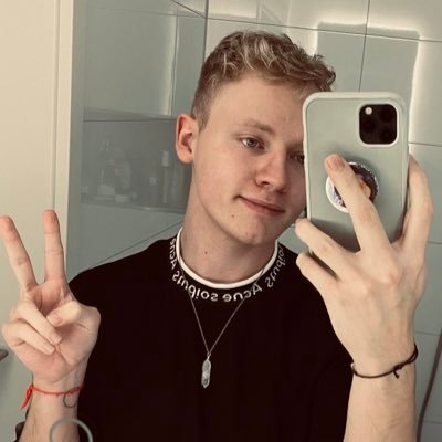 ariimon98's profile picture. live laugh fuck off