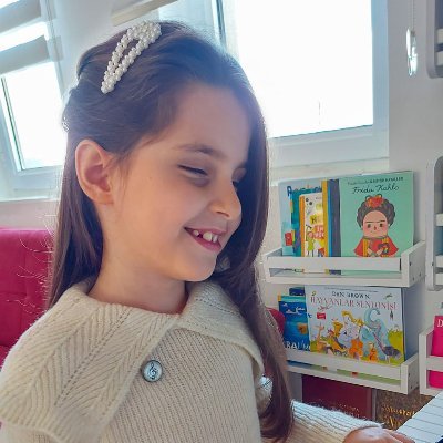 https://t.co/Ps2e2PLtNa
Kendi besteleri teliflidir. Notasız çalan, doğaçlama beste üreten, mutlak kulak, üçüz eşi.