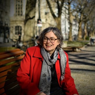 she/her; Werkzeugmacherin, Krankenschwester; Juristin und Mutter von 2;
2. Bürgermeisterin in Dresden - zuständig für Umwelt, Klima, Recht und Ordnung