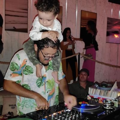 Curioso com a coisa da música, colecionador de memórias, Dj fora de moda desde 2005, saudosista não ortodoxo.