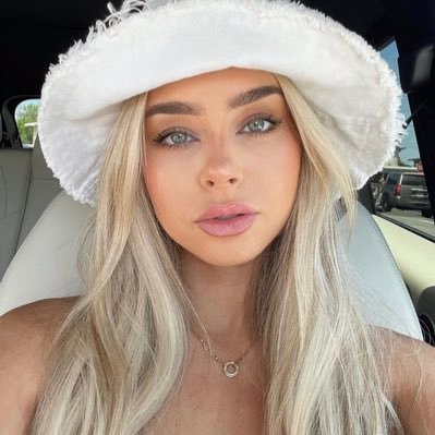 EXP03LAY's profile picture. garota de malibu, prof lay nas horas vagas :)