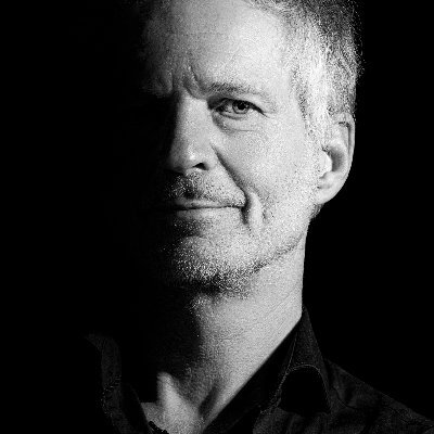 Creative director, Rotterdam, speelt saxofoon, houdt van Bali, en schreef onlangs de roman 'Achter de heuvels'.