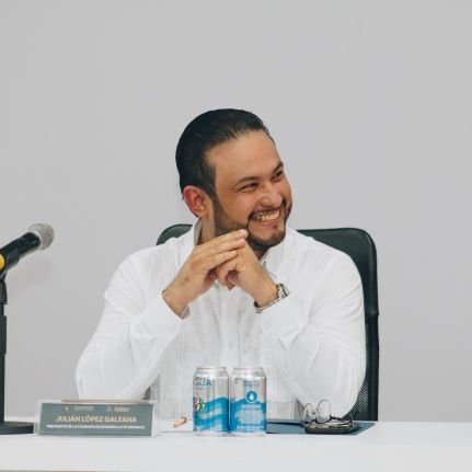 Papá de Ana y Nina. Mexicano nacido en Acapulco. Coordinador Estatal de Movimiento Ciudadano en Guerrero