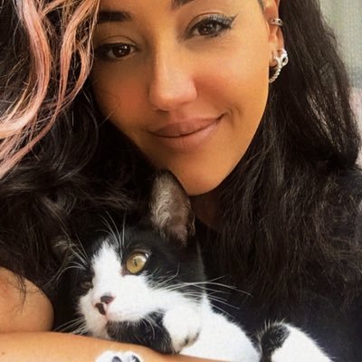 Designer, virginiana ,mãe de gato e memeira. se flopar é pq ninguém entendeu o conceito