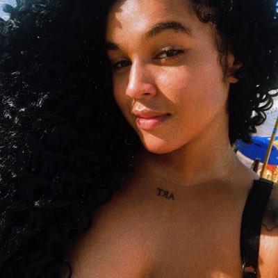 baddie_catt_'s profile picture. ☠︎︎ Aquariana, vinho e gatos. ❤︎ / Filha de Oxum com resquícios de Iemanjá. 🍯🌊