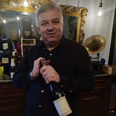 Sommelier Professionista. Bordeaux, Borgogna, Champagne, Loira, Jura, Piemonte, Toscana, Friuli, Slovenia. Vini prevalentemente naturali.