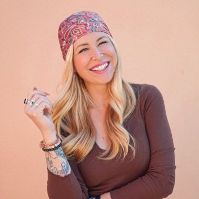 Soy adicta a las sonrisas, al café y a viajar. Me gusta escribir, crear y soñar.