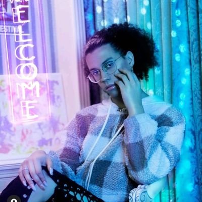 Una persona agénero, latina y androsexual. Lector y escritor, otaku, fudanshi, gamer, seriefilo, activista LGTBI y decolonial, y de pensamiento ácrata.