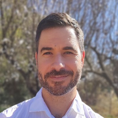 Caballeros, el dueño de este twitter puede escribir como un idiota y tener aspecto de idiota. Pero que eso no les engañe. Es realmente idiota.