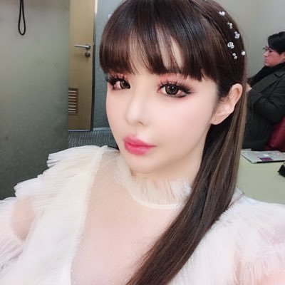 welcome to parkbom_official where we will praise park bom and worship her | “i come and go, like a glitch” - eunbisians 0:56-0:59