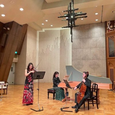 ens_partenope's profile picture. 2019年に創設されたバロック・アンサンブル。日本を代表する古楽奏者、チェロ懸田貴嗣、ハープ&鍵盤奏者の西山まりえによる強力な通奏低音ユニットに加え、バーゼルを拠点にヨーロッパ主要アンサンブルでの活躍するヴァイオリン朝吹園子による3人がメンバー。