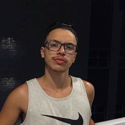 sou um jovem apaixonado por jogos e quero um dia poder trabalhar com eles, sou streamer e Youtuber