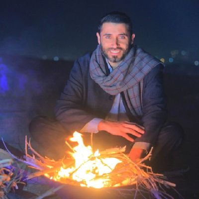 فلسطيني من قطاع غزة. حاصل على درجة الدكتوراه في مناهج وطرق تدريس اللغة الإنجليزية. أعمل مدرساً بوزارة التربية والتعليم العالي.