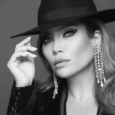 Golia96328265's profile picture. ‏‏‏‏‏لا شيء يُرهِب الرجال الأفظاظ أكثر من امرأةٍ تجيد القراءة والكتابة والتفكير
بل وترتدي ما يُبرِزُ ركبتيها أيضاً!