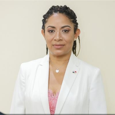 Abogada. Hija, hermana y madre. Orgullosa afrodescendiente. Casada con Simon. Mi patria es mi bandera.