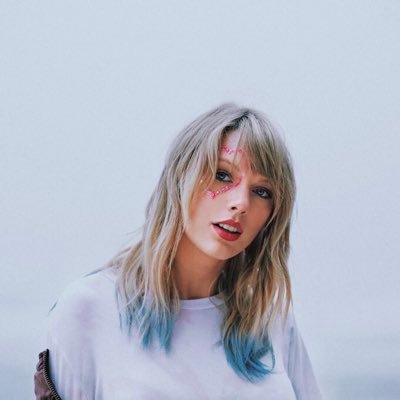the streetlights pointed in an arrowhead leading us home ✨ Swiftie since 2010 💗🇵🇭 med student 👩⚕️