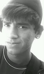 Oo caraa da foto, aqelee qee estáa acimaa de vooc ee abaixoo dee Deus. Sóo mee conhecendo paraa sabeer dos meeus defeitos ee daas minhaa qalidades.