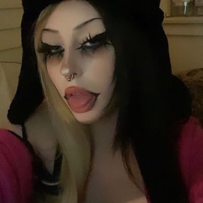 cemetery__slut's profile picture. dm my main @TRAPPUCCIN0