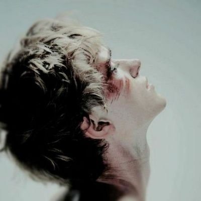 دائمآ انتي موجوده في عقلي
ولا افكر بشي اخر
تعالي لينتهي هذا الشوق
الفراق شي مؤلم😴💔