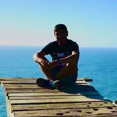 Deporte, Música. Si respondo me divierto, si no, es porque no existes. Por la Derecha, si viene a provocar aguante sin llorar. #ApoyoACarabineros #AntiComunista