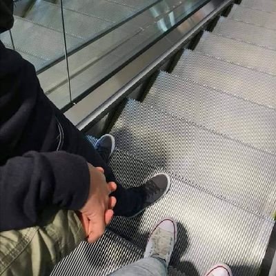 No importa que tan fuerte sea, solo se que necesito un abrazo tuyo.