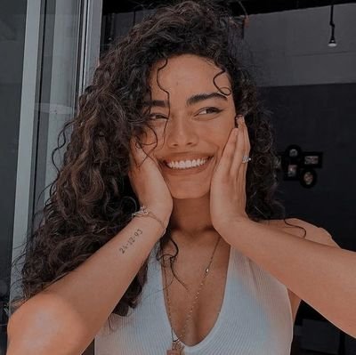 meltedcloud's profile picture. um olhar pode dizer tudo o que a boca não consegue.