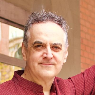 El loco detrás de @LdALibreria. Ex-informático, fotógrafo, papá, turista, pianista sin piano, social media, sibarita, cocinero, cinéfilo; en suma: vivo.