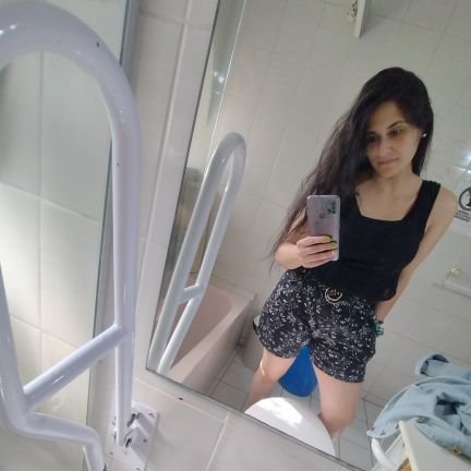 39, virgo, tía, psicóloga. Paso mis días enseñando, pero sigo siendo aprendiz.