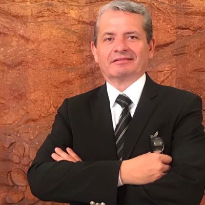 Lic. Victor Hugo Castañeda Soto, Psicologo y Abogado de profesión, político de vocación, y apasionado de México, de los libros, y los buenos tintos