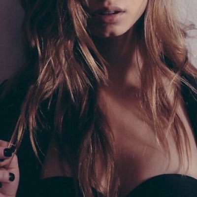 امتهن المعمارية و التصميم الداخلي ، وأتنفس الشعر الجميل و استشعر الكلمة الصادقة🕊♥️🎶 ...
