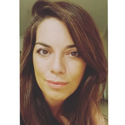 Lic. en Comunicación Social - Prensa -
☕ Catadora de Café -
Hipotalentosa. Hartista. Curadora de memes. Amor por el Karaoke. De la Glo.