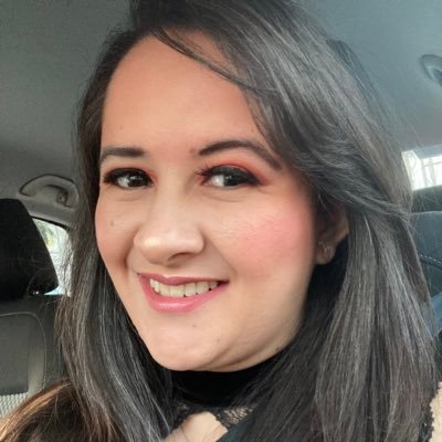 Licenciada en Negocios Internacionales, bailarina de closet, amante de los vestidos y tacones e irremediablemente romántica :).