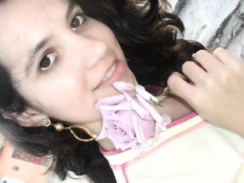 Sou carismática, vivo à procura de realizar meus objetivos, sou uma vitoriosa, pois venci a muitas barreiras e percebo que tudo que consegui foi graça de Deus!!