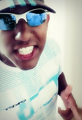 EU OLHO PRA MIM HOJE, E AS VESES EU NAO ACREDITO EU ROBAVA E TRAFICAVA HOJE EU SO EXEMPLO DE MENINO ♫ ♪