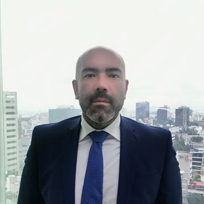 Abogado Veracruzano, melómano e incipiente corredor.
