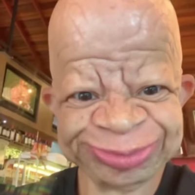 momentswith_me's profile picture. 🥀🖤