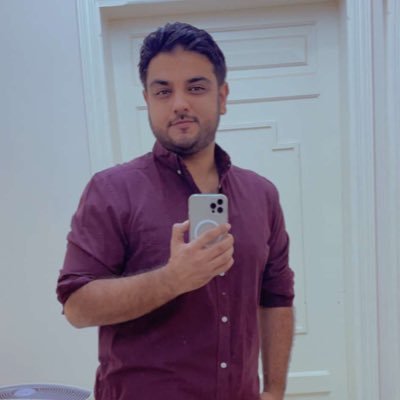 اسمي عبدالله موظف بسيط في #الخطوط_السعوديه والله مني كابتن ولا اعرف احد في العفش ولا عندي تذاكر مجانيه (كرة القدم حياه ) دامك عايش اقلها #حاول ..