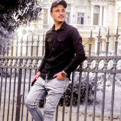 كُل الملاجئ دون اللهِ كاذبةٌ،
بالله لا بالناسِ تُقضى الحوائجُ