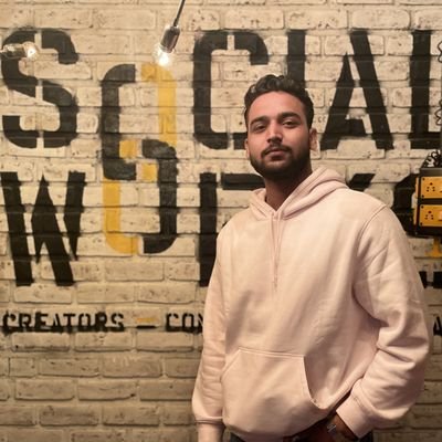 Roshankumarojh2's profile picture. 22 | somehow a Software Engineer  as well.
I am smart ass but i am playing dumb :)