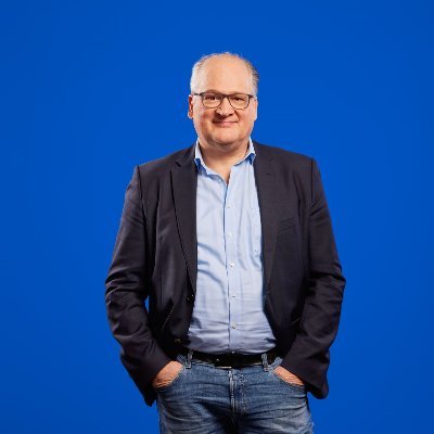 Sjoernalist / Reporter / Huzumer, mar ek wolris yn Den Haach, Brussel / Omrop Fryslân / Hat syn langste tiid op dit platfoarm hân / No ek te finen op Bluesky.