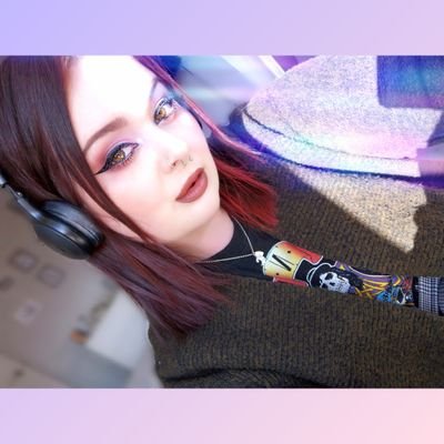 b3ck4x's profile picture. 🖤🌙✨ • lvl 28 • video game abuser • horror enthusiast • full time nerd • coffee devourer • mother of cats • neurotic to the bone • ✨🌙🖤