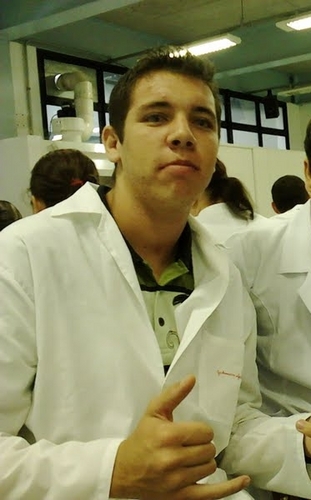 18 anos Alegre simpatico e super d bem com a vida.
se kizer segue ai vlw...