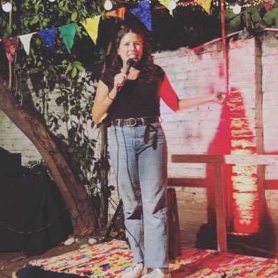 NAV_90's profile picture. comediante de stand up, cantante, agnóstica, feminista y la oveja negra de mi familia porque aparentemente tener opinión personal no es de “señoritas”