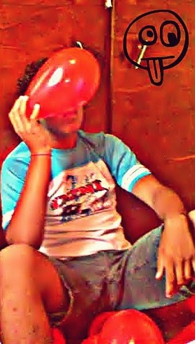 Eu tinha apenas 16, e já achava que eu sabia demais.
Tudo o que eu tinha era um quarto e o dinheiro dos meus pais
E alguns amigos.