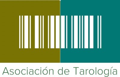 Definimos la tarología como la disciplina que trabaja con la naturaleza simbólica y numérica de la constitución de los fenómenos, plasmada en arquetipos Tarot.