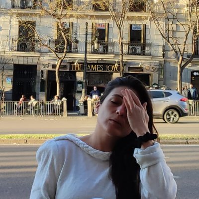Feminista. Periodista apátrida con síntomas de una dislexia no diagnosticada. Ciclista urbana.
Más bonita en persona, más simpática en fotos.